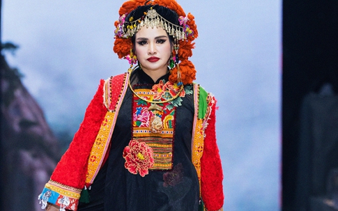 Không nhận ra diva Thanh Lam trên sàn catwalk 'Vietnam International Fashion Week 2023'