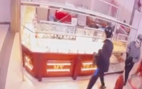 Tên cướp tiệm vàng nổ súng bắn công an, tự gây tai nạn tử vong