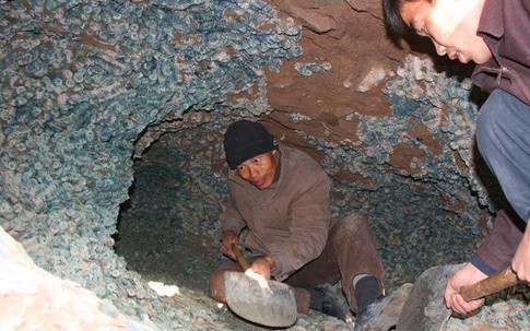 Đào móng ở công trường, công nhân phát hiện hơn 2.000 kg vật thể 'xâu thành chuỗi' màu xanh lục: Chuyên gia khẳng định đó là kho báu hơn 1000 năm lịch sử