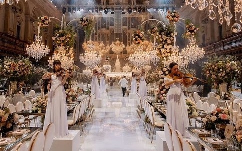 Đám cưới đẹp như mơ với 15.000 bông hồng, chiếc bánh cao 1,8m gần 300 triệu đồng