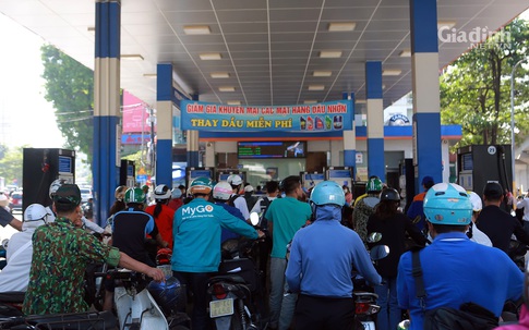 Giá xăng dầu đồng loạt giảm từ 15h hôm nay (14/12), giá xăng chỉ từ 20.512 đồng/lít.