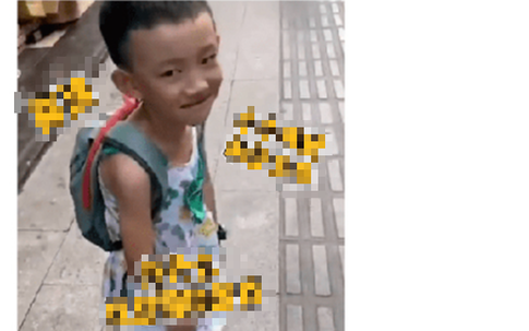 Câu chuyện cậu bé bị mẹ bắt mặc váy hoa cảnh báo hành động hủy diệt lòng tự trọng của trẻ mà nhiều cha mẹ thường mắc phải