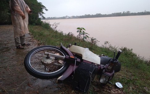 Nghi vấn người đàn ông rơi xuống sông khi đi thăm người thân