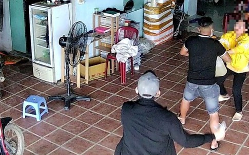 Truy tố 2 người con trai tưới xăng dọa đốt nhà mẹ ruột