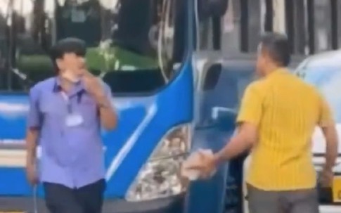 Lái xe buýt cầm tuýp sắt xuống đường 'đòi xử' tài xế ô tô ở TP.HCM