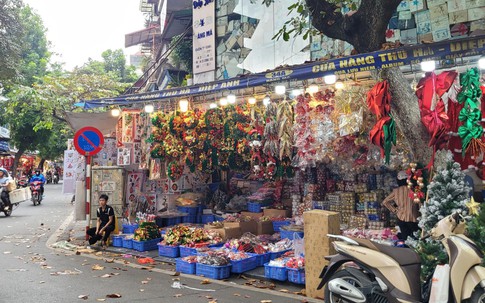 Hiu hắt thị trường đồ trang trí Giáng sinh đa dạng mẫu mã nhưng vẫn ế ẩm