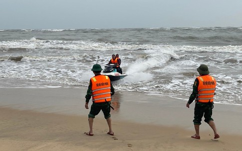Dùng mô tô nước ra vùng biển động cứu ngư dân chìm thuyền