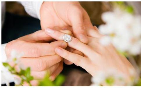 Chú rể 'chết đứng' khi nhận được tin nhắn từ bạn trai cũ của vợ lúc đang làm lễ cưới