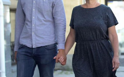 Trai tân yêu say đắm bà mẹ 4 con bất chấp tuổi tác