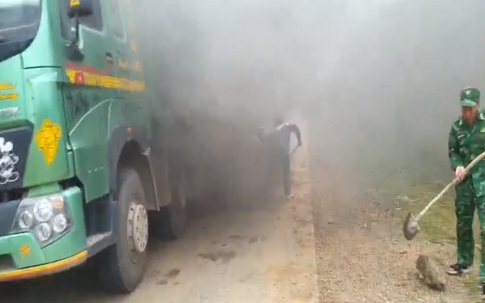 Clip ô tô tải bất ngờ bốc cháy dữ dội trên đường Hồ Chí Minh nhánh Tây