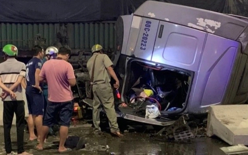 Đầu container rơi ra khỏi xe, nam tài xế mắc kẹt trong cabin