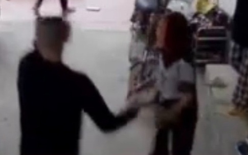 Người đàn ông xông vào nhà đánh 2 phụ nữ