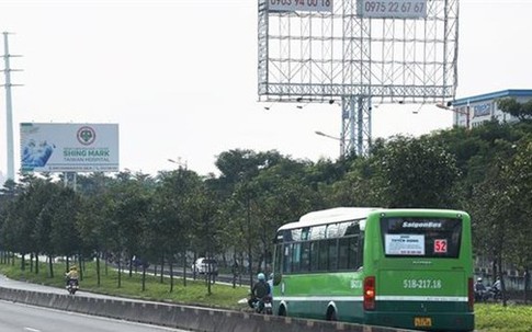 Ba người đi bộ sang đường không đúng quy định bị xử phạt