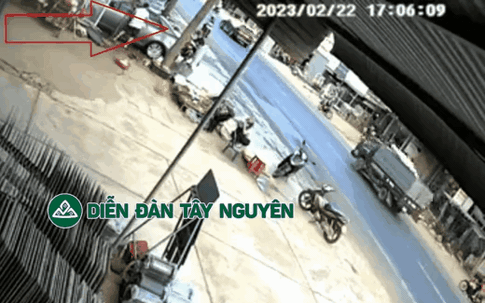 Video: Khoảnh khắc ô tô mất lái, tông hàng loạt xe máy dừng bên đường