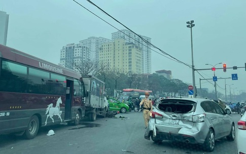 Tai nạn liên hoàn giữa 5 ô tô, xe máy trên phố Hà Nội