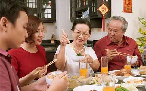 Chàng trai vô duyên hằng ngày đến nhà người yêu ăn chực, đằng gái phải 'cầu cứu'