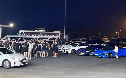 Cảnh sát vây bắt đoàn siêu xe Ferrari, Mercedes G63, McLaren trên cao tốc