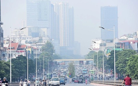Không khí Hà Nội hôm nay: Bụi mịn và tia UV sẽ gây hại đến sức khoẻ nhiều người