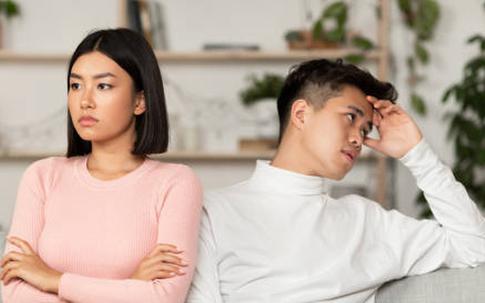 Khi bị người yêu kiểm soát trên mạng xã hội