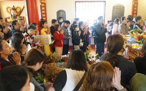 Phủ Tây Hồ đông kín người trong ngày Rằm tháng Giêng