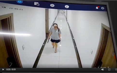 Hà Nội: Người phụ nữ cầm dao đi dọc hành lang chung cư, đe dọa người dân