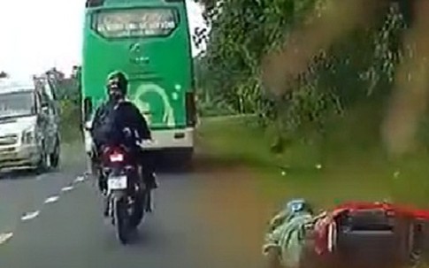Xác minh xe khách chạy sai hành trình, vượt ẩu ép xe máy ngã xuống đường