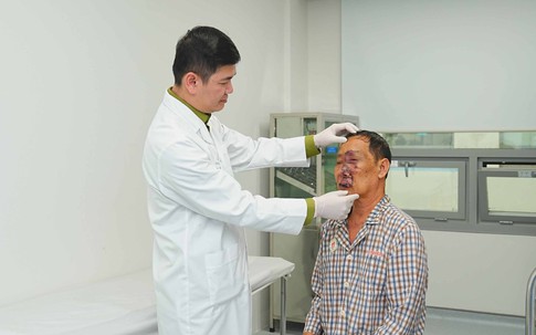 Bóc tách khối u như ‘chùm nho’ trên mặt nam bệnh nhân 74 tuổi