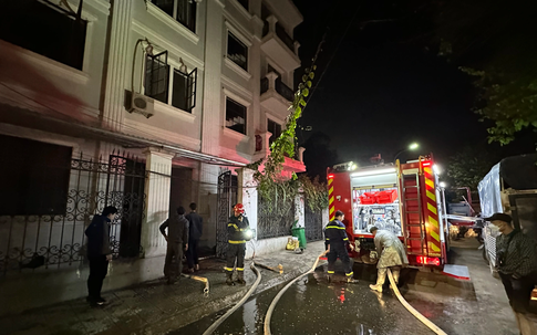 Hà Nội cháy một nhà trọ trong đêm, 5 người được giải cứu