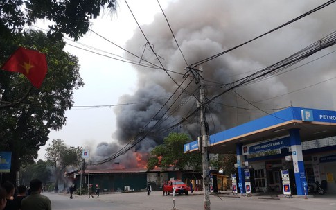 Cháy lớn kho vật liệu của một cây xăng ở quận Nam Từ Liêm