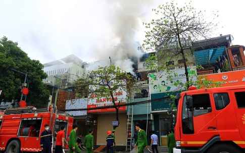 Gần 30 công an được điều để khống chế đám cháy tại TP Thanh Hóa
