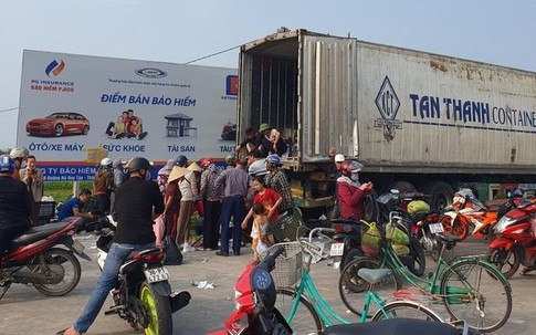 Giải cứu hàng chục tấn xoài giúp tài xế sau tai nạn lật xe