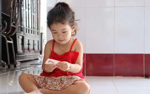 Chuyện lạ: Bé gái ở Cà Mau đọc chữ và số khi mới hơn 2 tuổi