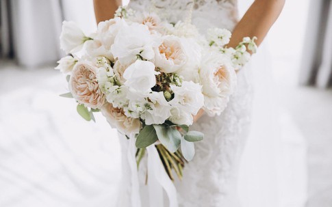 'Món quà' từ bạn gái cũ của chồng khiến nụ cười của cô dâu tắt lịm