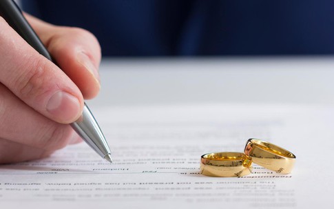 Con gái không hiểu vì sao bố mẹ chia tay cho đến khi chứng kiến bố đi tiểu lên chiếc đệm lót bồn cầu mà mẹ đặt vào mùa Đông