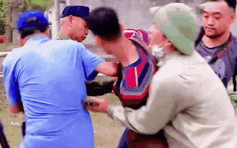 Video: Phóng viên bị hành hung, giật máy ảnh khi ghi hình nhà máy nghi xả thải gây ô nhiễm môi trường