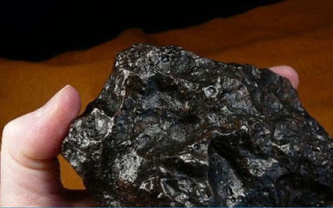 Cặp nhân tình lừa bán đá thiên thạch với giá 800 triệu USD/kg
