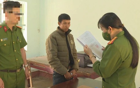 Bé gái 12 tuổi bị nhân tình của mẹ hiếp dâm rồi ép uống thuốc tránh thai