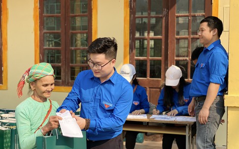 Đoàn Thanh niên Bộ Y tế khám bệnh và tặng thuốc miễn phí cho bà con vùng sâu, vùng xa Nghệ An