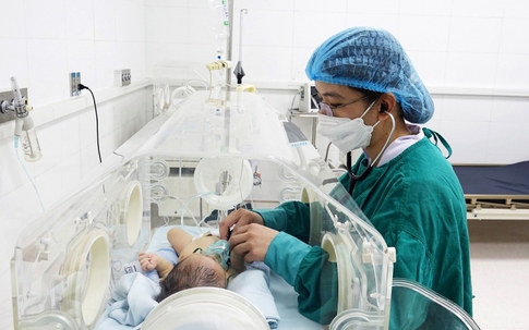 Vừa chào đời bị suy hô hấp nặng, trẻ sơ sinh được bác sĩ cứu sống 