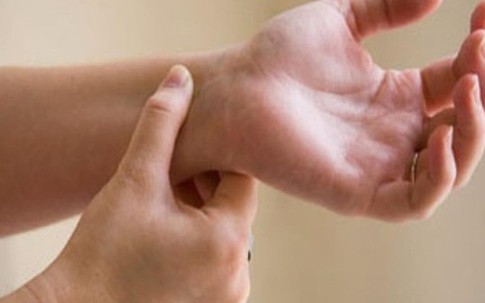 Khớp cổ tay có tiếng kêu lục cục, lạo xạo kèm theo đau nhức… thận trọng với thoái hóa khớp