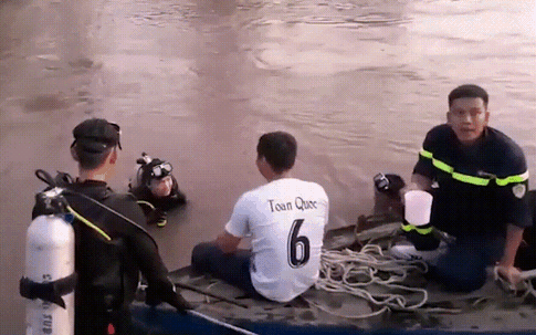 Video: Tìm kiếm được thi thể người đàn ông đuối nước khi bơi qua cống ngăn mặn