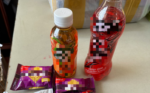 Hàng loạt vụ học sinh nhận quà từ người lạ, ăn, uống rồi co giật, đau bụng, buồn nôn...