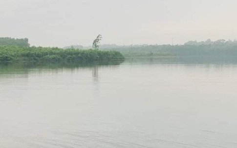 Thương tâm, cháu bé đi lạc được phát hiện tử vong dưới hồ nước