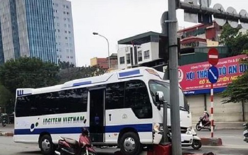 Ôtô 24 chỗ bất ngờ tông thẳng vào dải phân cách cầu vượt