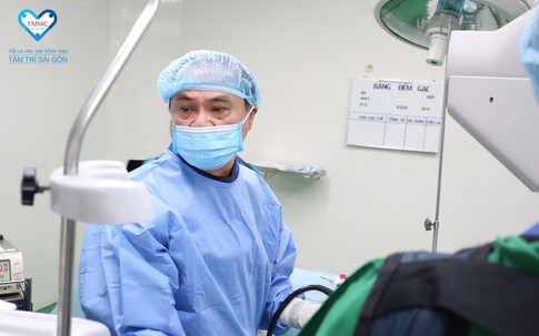 Phát hiện hơn 10 viên sỏi và nhiều mủ đặc trong ống mật chủ của cụ bà 72 tuổi