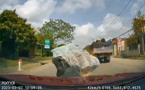 Video: Kinh hãi cảnh tảng đá bay thẳng vào đầu ô tô đang di chuyển ở Quảng Bình