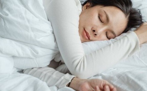 Ngủ lúc 9h tối có tốt không?
