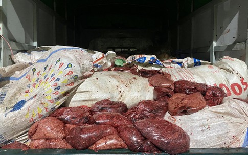 Kinh hoàng 4 tấn thịt lợn biến đổi màu sắc, bốc mùi hôi thối được sơ chế, hút chân không để dễ dàng tiêu thụ