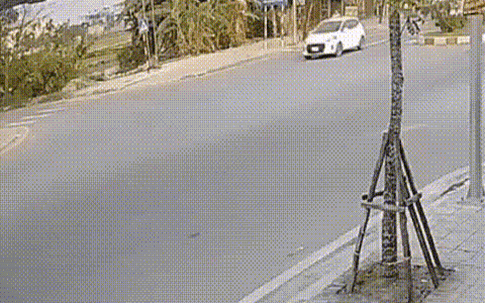 Video: Phóng như bay qua ngã tư, người phụ nữ đèo con nhỏ bị ô tô hất văng