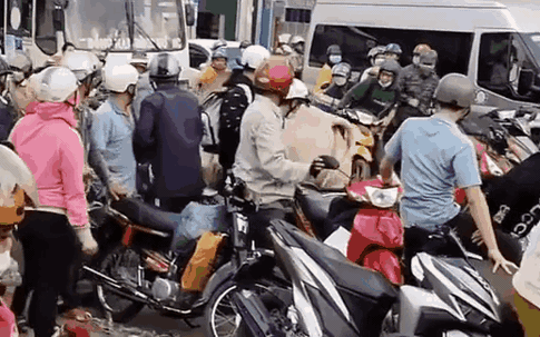 Video: Kinh hãi cảnh bò "điên" húc hàng loạt xe máy trên đường ở Đồng Nai